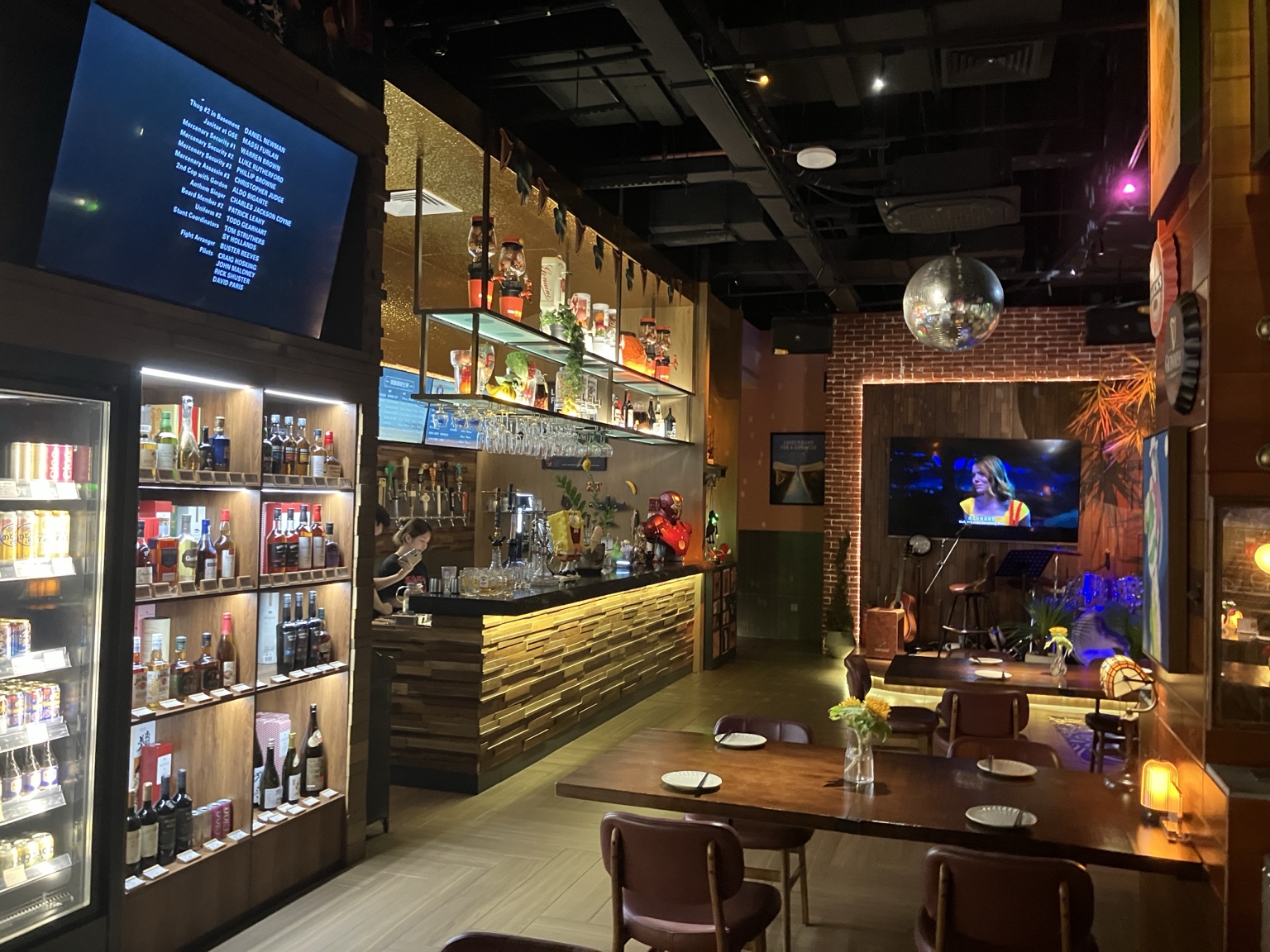 木目のカウンターやテーブルがあるpubの店内