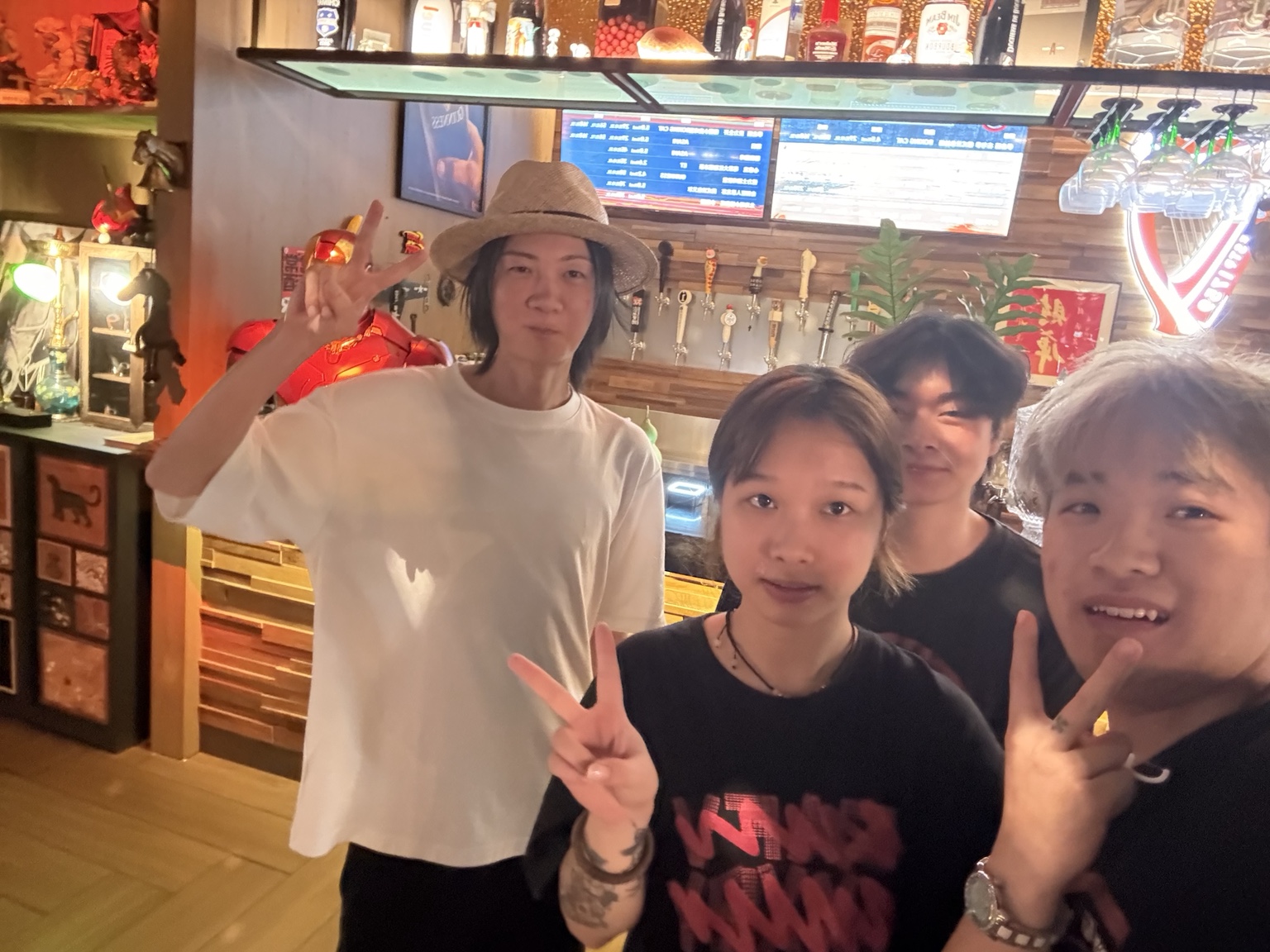 pubの店員さんたちとの集合写真