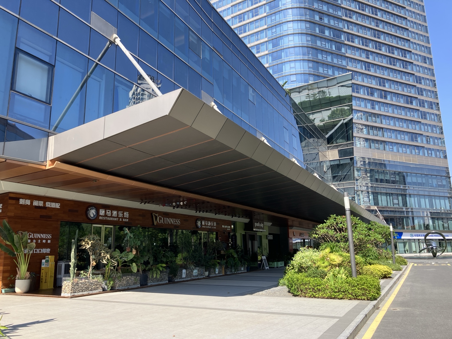 近代的な建物の1階にあるpubの外観と周辺環境